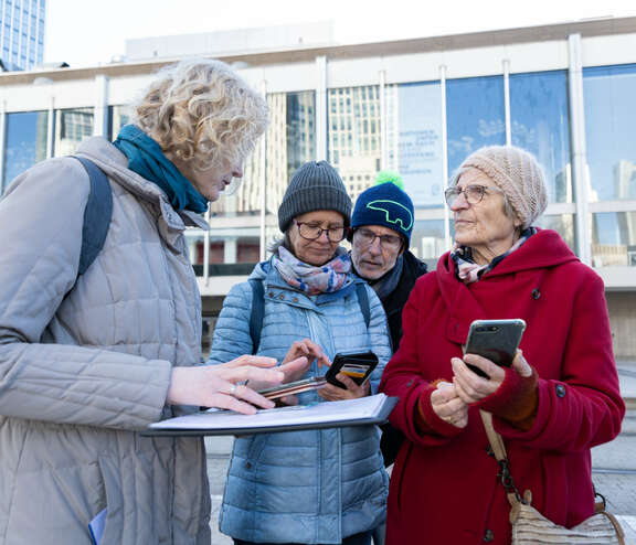 Seniorengruppe im Nahverkehr Eine Seniorengruppe schaut auf einen Plan