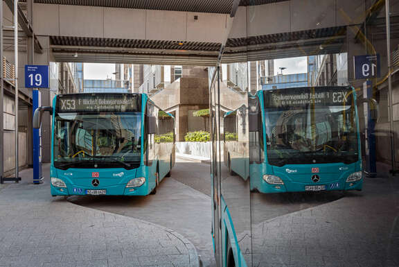 © traffiQ, Bild: H. Vogler Expressbusse am Frankfurter Flughafen