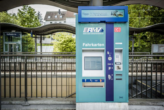 Fahrkartenautomat Ein RMV-Fahrkartenautomat am Gleis