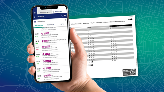 RMV Frankfurt QR-Codes Eine Hand hält ein Handy, darauf ist eine Verbindung angezeigt, im Hintergrund ein Fahrplan