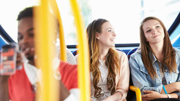Jugendliche im Bus