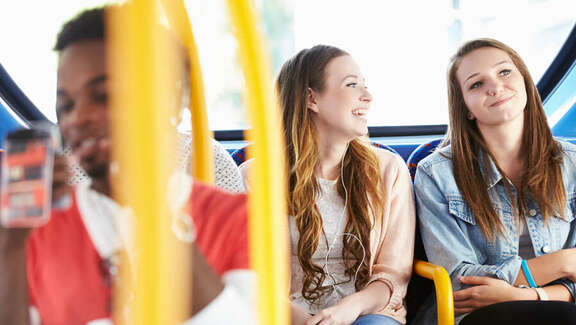 Jugendliche im Bus
