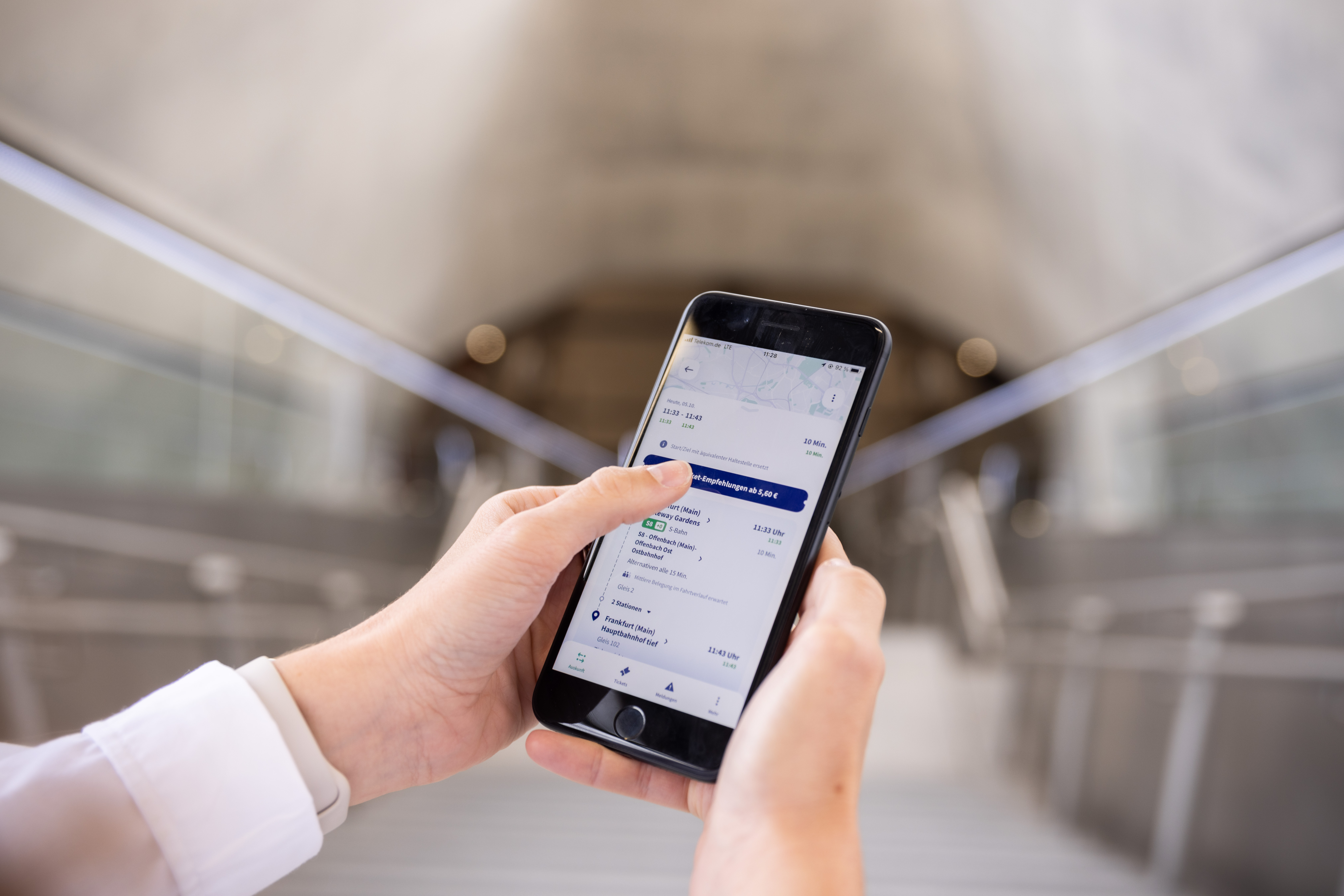 RMVgo Hände halten Handy in einem Tunnel